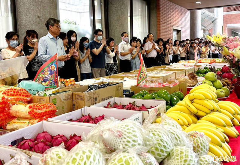農業部長陳駿季（藍襯衫者）率農業部內人員舉行中元普渡，供品水果選用民俗認為是禁忌的香蕉等，陳駿季表示，國產水果都值得推薦。（資料照）