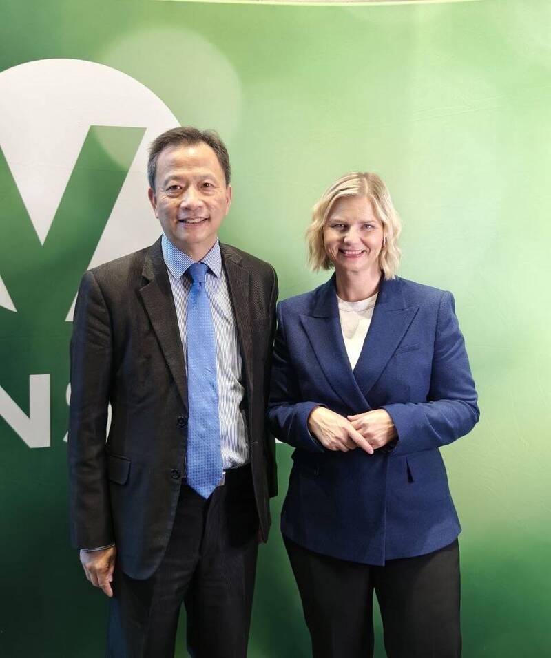 谷代表（左）引用賴總統四大和平支柱：「強化國防、改善經濟安全、持續與民主國家建立夥伴關係及建立穩定而有原則的兩岸關係領導能力」為我當前重要推動標的。右為自由黨主席梅比（Guri Melby）。（資料照）