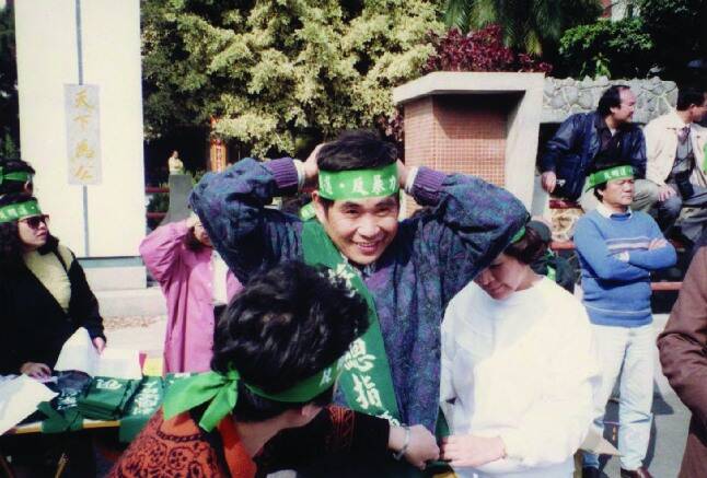 照片是1991年謝聰敏擔任「反暴力、反賄選遊行」運動總指揮，國史館提供。（取自貼文）