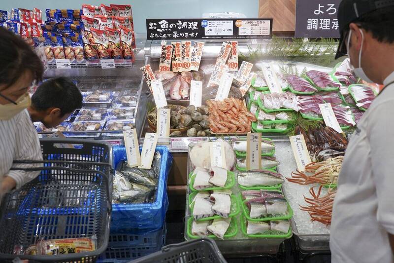 中國不滿日本去年8月將福島第一核電廠的核污染水排放入海，下令全面暫停進口原產地為日本的水產品，9月下旬卻突然宣布，將逐步恢復符合規準的日本水產品進口。（彭博）