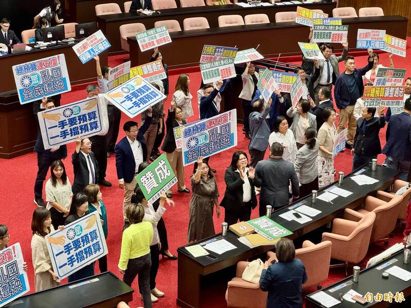 圖為民進黨團於上週（18日）立法院會提案增列處理總預算案，藍白立委反對並掀起表決大戰，朝野相互叫陣。（資料照）