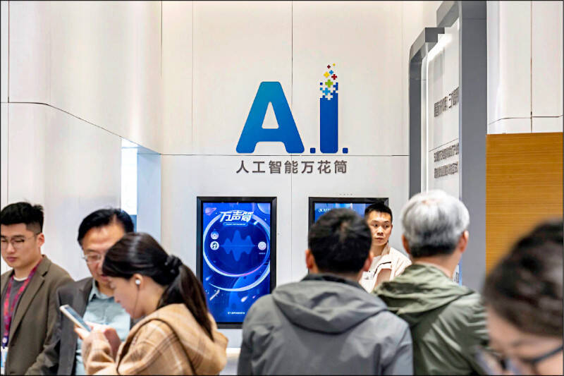 白宮發布推動美國在人工智慧領域領導地位備忘錄，目的是利用AI提升國家安全效能，確保AI的發展能在可靠、安全和負責任的框架下進行。圖為中國人工智慧業者科大訊飛在安徽合肥總部的標語牌。（彭博檔案照）