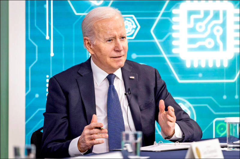 美國總統拜登去年八月簽署行政命令，限制美國投資流向中國敏感技術領域的最終規則確定，定於明年一月二日生效。（歐新社檔案）