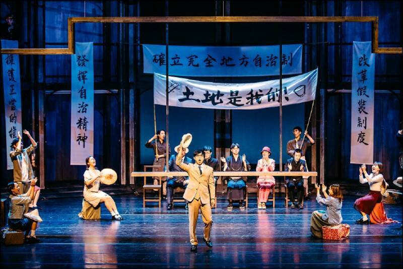 生於鳳山的簡吉（1903-1951年），被譽為拉著小提琴的革命運動家，於白色恐怖時期被捕槍決，《簡吉奏鳴曲──零落成泥香如故》描繪簡吉組織「台灣農民組合」反抗擁權者壓迫的故事。（衛武營國家藝術文化中心提供）