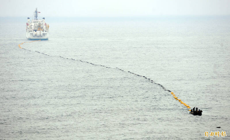 台灣本島與澎湖之間亦有海底電纜相連接。台灣與菲律賓跨海電網並非天馬行空。圖為海底電纜施工示意圖。（資料照）
