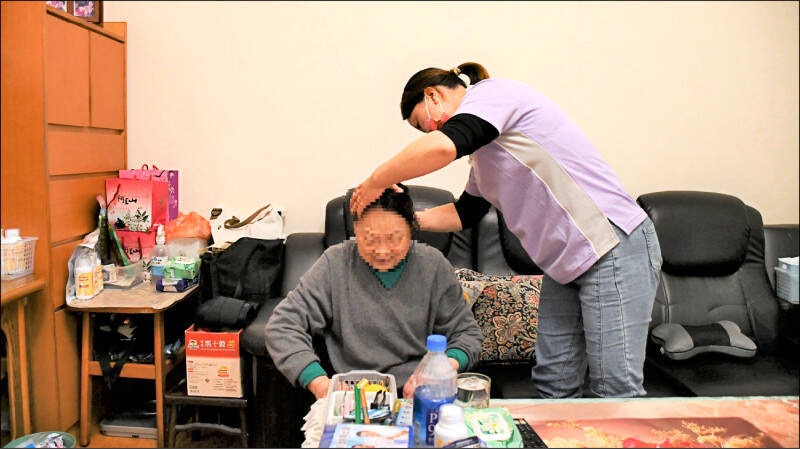 不少人選擇在家安老凸顯居家照服員的重要性，圖為中國籍新住民小亞參加雲嘉南分署辦理的照服員職前訓練後順利任職接案居家照服員。（勞動力發展署雲嘉南分署提供）