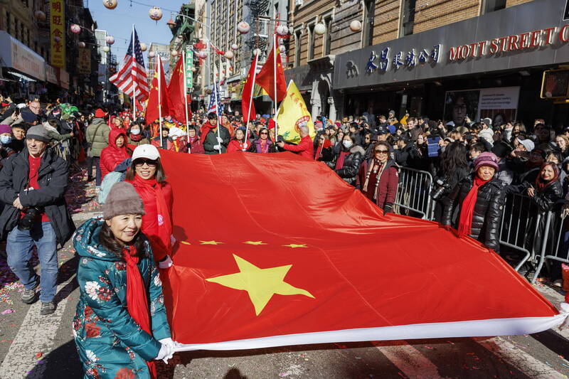 華人往往對紅、藍兩黨皆無感，認為那是美國人的事情，和他們無關。圖為紐約唐人街農曆年遊行。（歐新社）