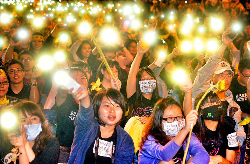 最神奇的是，從民間生長出來的台灣文化在精英份子的忽視之下，展現出它光輝燦爛的多彩的活力。圖為太陽花運動。（資料照）