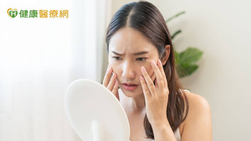 當溫度下降，濕度變低，皮膚血管收縮，加上皮質腺、汗腺分泌變少，造成肌膚含水量下降，就容易出現乾燥、搔癢、脫皮，甚至是龜裂等狀況。（圖取自貼文）