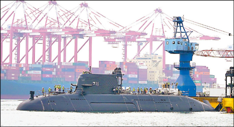 在野掀起國會之亂，使得潛艦後續預算受阻，親痛仇快，不啻繼續分裂台灣。這是Team China還是Team Taiwan？國人心中自有一把尺。圖為今年二月潛艦國造原型艦「海鯤號」泊港測試。（圖由台船提供）
