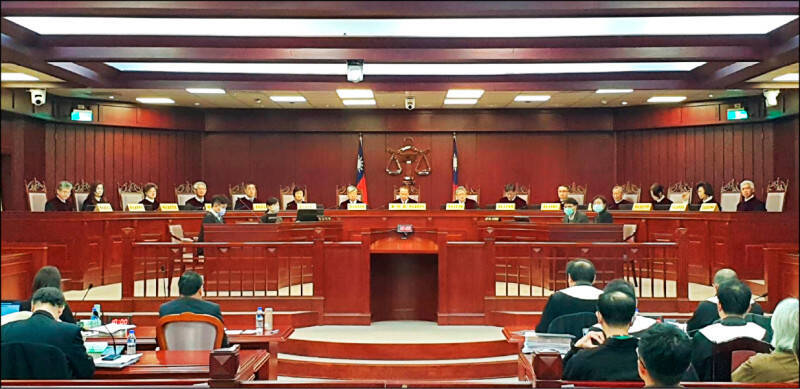 在藍白合多數優勢下，在野黨將修法提高憲法訴訟法中大法官出席數以及表決數的門檻。修法若通過恐癱瘓憲法法庭，侵害人民基本權。（資料照）