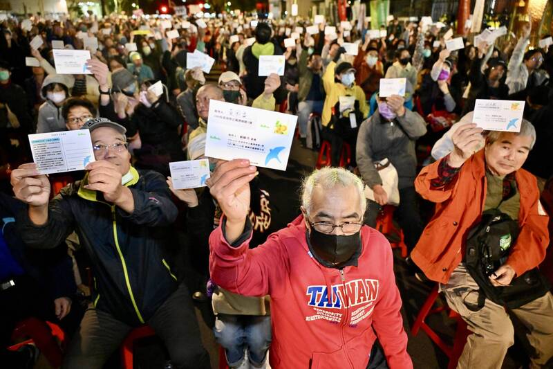 民團28日舉辦「青鳥再飛，下班下課，再為台灣雙殺一次」活動，活動中發起一人一信寄給立委翁曉玲，抗議荒謬離譜的行徑。（記者叢昌瑾攝）