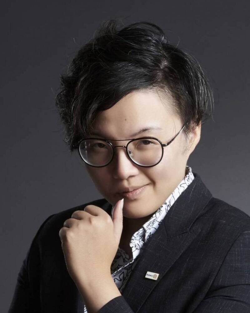 政治評論員吳靜怡（見圖）指出，從柯文哲政治獻金假帳案到京華城圖利貪污弊案，民眾黨從未對外宣布啟動調查，並形容「民眾黨成為柯文哲的昂貴遮羞布」。（圖擷取自臉書）