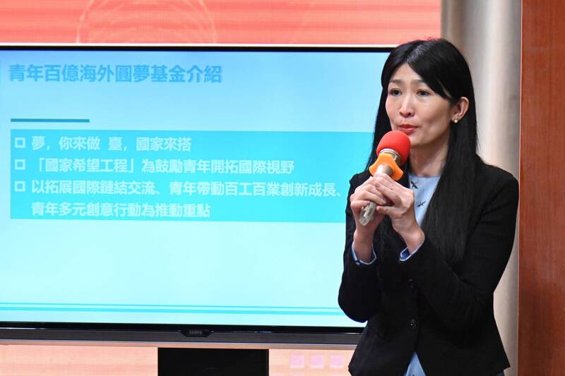 行政院會拍板青年百億海外圓夢基金計劃，計畫分成鼓勵青年自主提案的「築夢工場組」，以及提供國際組織、機關見習的「海外翱翔組」，另有主題式的「年度旗艦計畫」，15歲至30歲青年都能申請。（行政院提供）