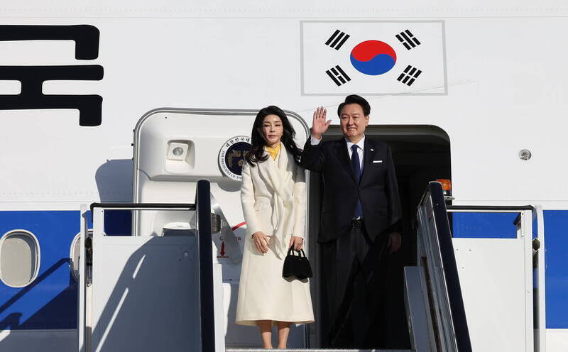 尹錫悅妻子第一夫人金建希收受 Dior 包包以及涉嫌操縱股市等醜聞。（歐新社檔案照）