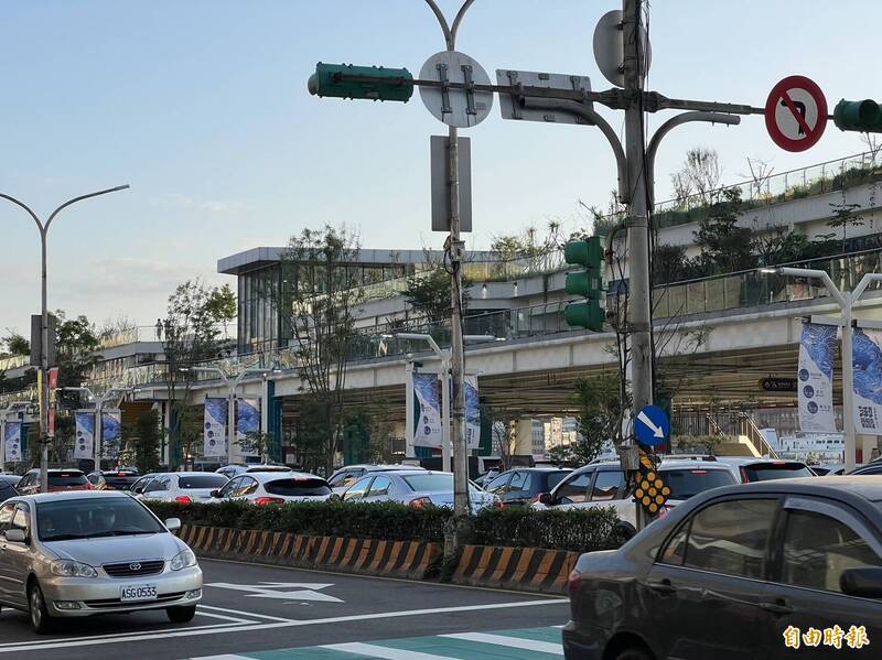 基隆市區路廊不足、交通阻塞，基捷進到市區才能改善問題。（資料照）