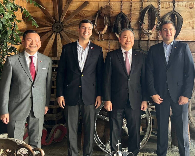 我駐巴拉圭大使韓志正（左一）與巴拉圭總統當選人貝尼亞（左二）及副總統當選人亞利安納（右一）合影。（資料照，外交部提供）