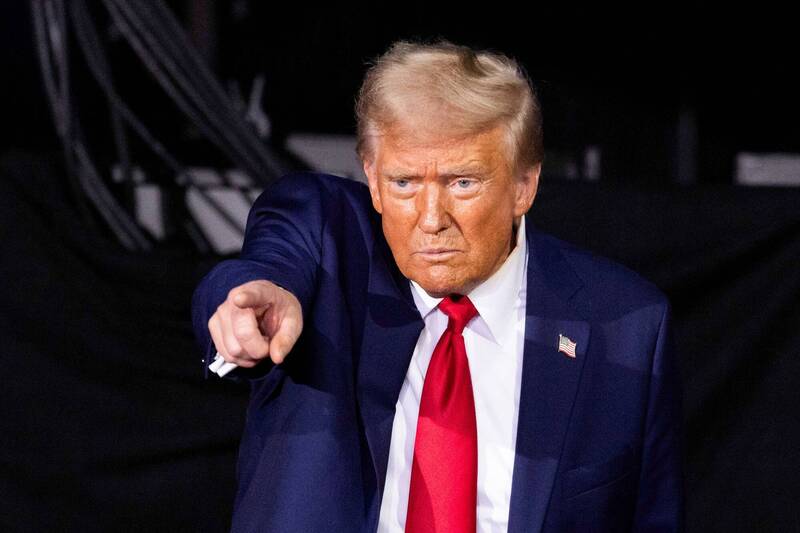 川普看準了美元近期強勢回歸，連同美國的就業市場依然穩健，獨斷要求「金磚國家」需承諾不創建新的貨幣或支持任何可能取代美元的貨幣，否則將面臨100%的關稅。（路透）