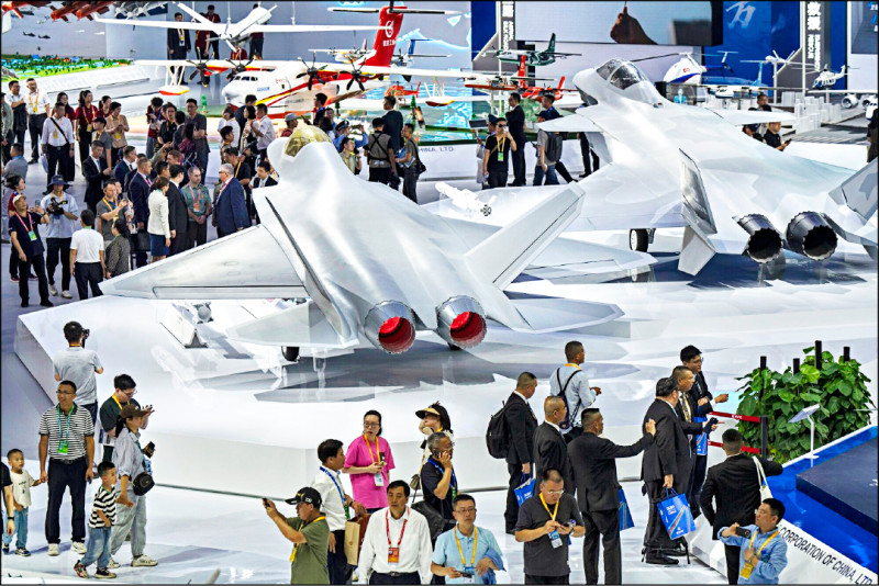中共藉第十五屆珠海航展傳遞數項重大脅迫訊息，圖為殲-20S（右）和 殲-35A 匿蹤戰機模型（左）。（彭博）