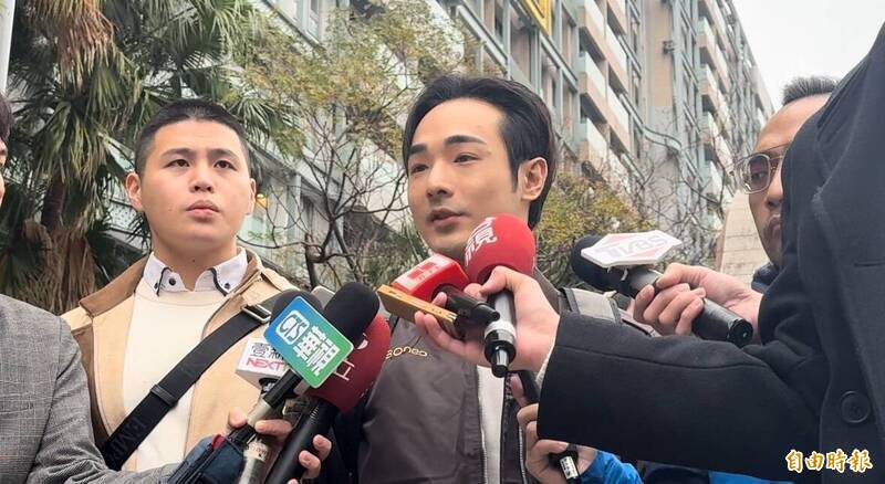 反共網紅八炯（中）與「中國老總」原唱陳柏源（左）連袂出席「接力護台灣」活動。（記者董冠怡攝）