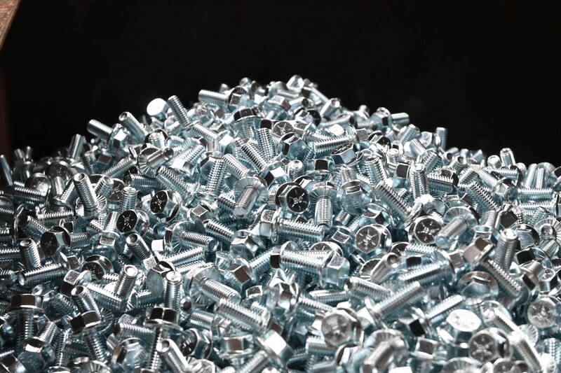 「三高」及「三碳」問題對螺絲產業的生存與發展構成雙重壓力。台灣的螺絲產業必須轉型，不僅要快速適應當前的經濟現實，更要從長遠角度思考如何實現數位化與綠色轉型，方能提升競爭力，找到新的出路。（資料照）