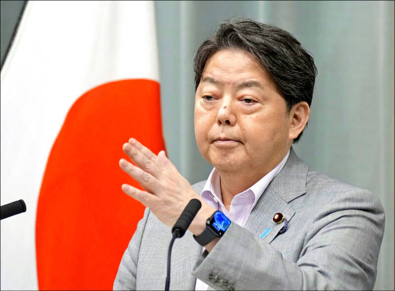 針對中國近日出動近百艘艦船在台灣東部和第一島鏈附近進行軍事活動，日本政府發言人、官房長官林芳正表示，日本以「重大關注」態度，將對周邊海域空域的警戒和監視等，採取萬全之策，並與以美國為首的同盟國、同志國密切合作，妥善應對。（美聯社檔案照）