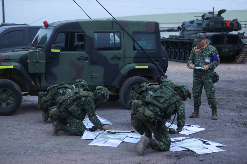面對來自中共的軍事威脅，我國的防衛策略日益強調「備戰不求戰，應戰不避戰」，這是為了保護臺灣主權與安全，也是為了維護區域和平與穩定。圖為國軍「長泰19號操演」，士兵們分秒必爭，在地面直接畫起戰術。（資料照）