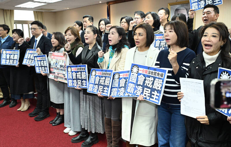 國民黨強行讓提高罷免門檻的「選罷法修正草案」送出委員會，民進黨立委18日在立法院內政委員會抗議藍營16日封鎖大門、1分鐘強過選罷法修正案，痛斥「國會戒嚴、霸凌民主」，反對確認議事錄。（記者廖振輝攝）