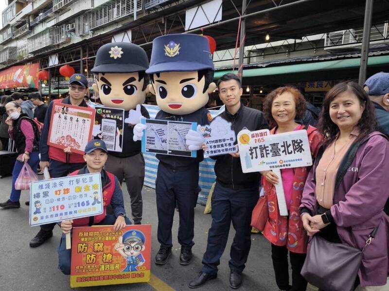 真正的防詐教育應該深入到老人們的日常生活中，持續不斷地建立防詐意識。圖為「打詐台北隊」到榮濱商店街宣導防詐。（資料照，記者王冠仁翻攝） 