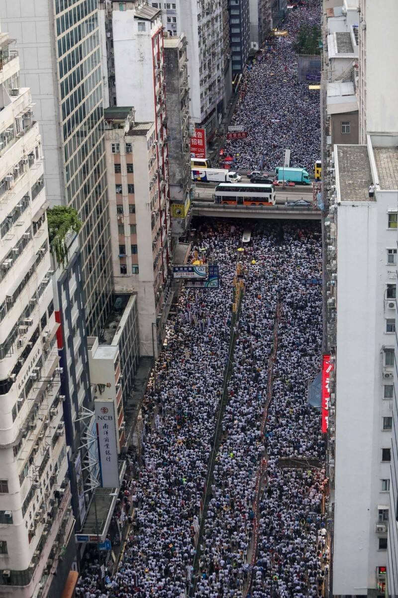 5年前發起的反送中大遊行人龍擠爆香港街頭，連綿數公里。（法新社）