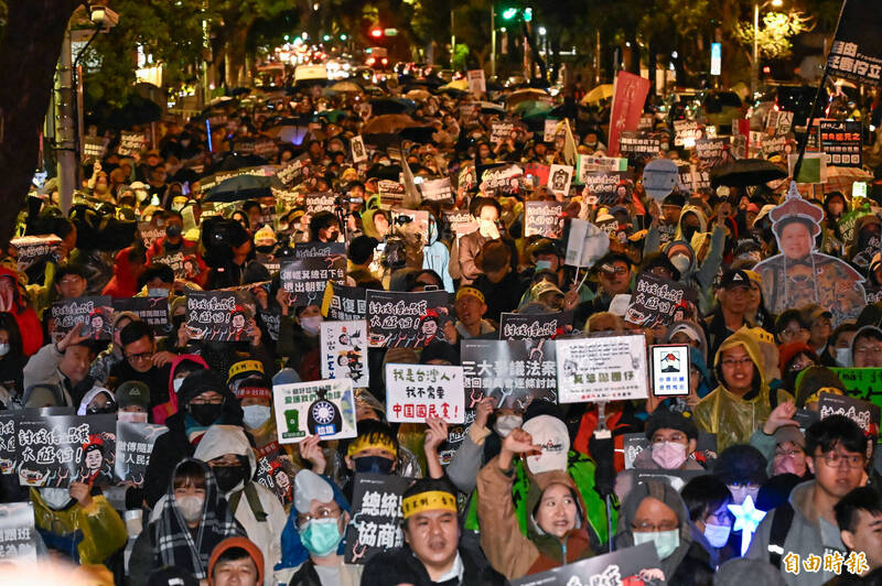 近萬民眾不畏台北低溫，站出來參與討伐傅崐萁大遊行。（記者陳志曲攝）