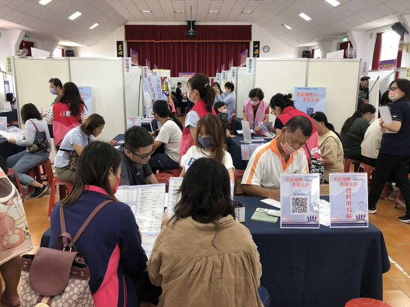 就業安定基金是保障勞工就業穩定和支持經濟發展的關鍵機制，對於這些資金的使用和去向，透明度和合理性至關重要。圖為徵才活動現場。（資料照）