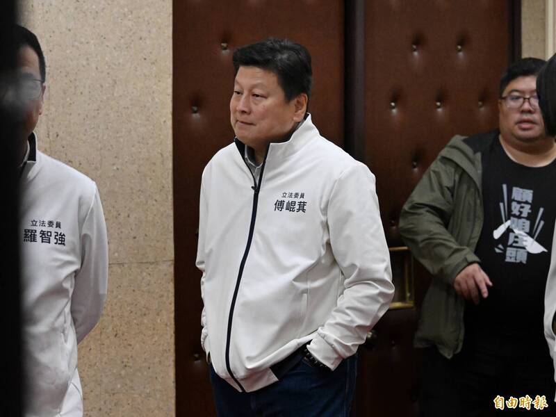 國民黨團總召傅崐萁，耀武揚威似地巡視國會議場。（資料照）