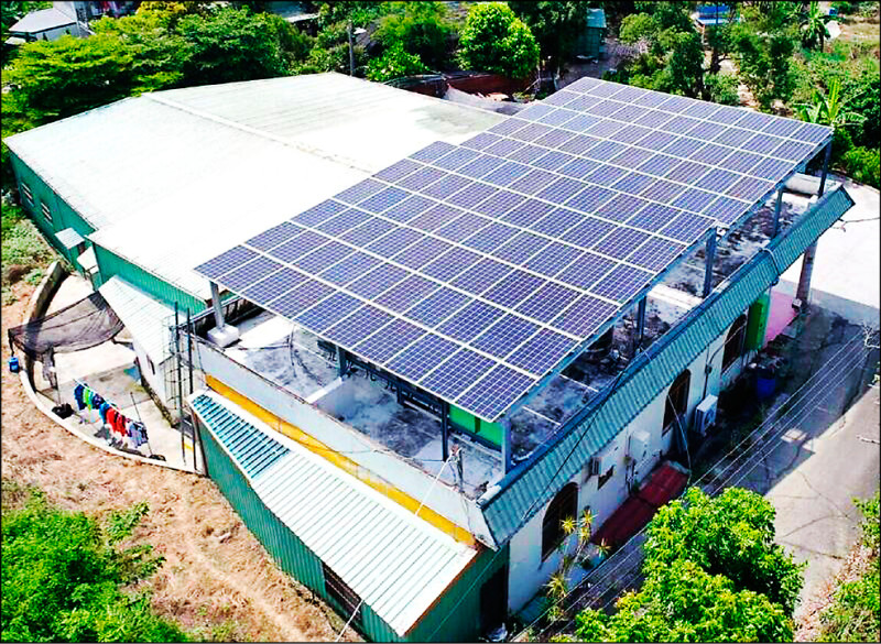 行政院於今年底發布「家戶屋頂設置太陽光電加速計畫」，獎勵對象為屋頂面積一千平方公尺以下家戶。（資料照）