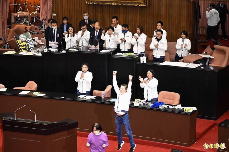 藍白聯手下通過修正「財劃法」，要求中央大幅增加釋出財源到地方。前面一手要求中央給錢，後面一手向中央搶錢，削弱中央施政量能的意圖昭然若揭。圖為國民黨團慶賀財劃法過關。（資料照）