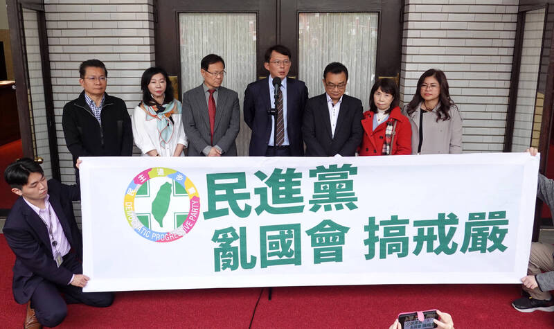 針對立院民進黨團試圖阻止藍白聯手強推侵害人民權利的「選罷法」等爭議修法，國眾兩黨痛批「國會戒嚴」。圖為立法院民眾黨團召開記者會，抨擊「民進黨執政，國會搞戒嚴」。（記者劉信德攝）