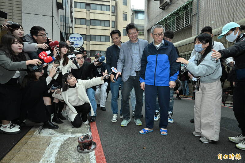 柯文哲重金交保後回到家前過火爐去霉運，並接受媒體訪問。（記者田裕華攝）