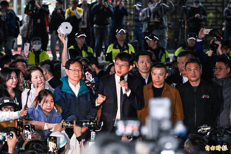 立委黃國昌向挺柯民眾說明裁決結果。（記者陳志曲攝）