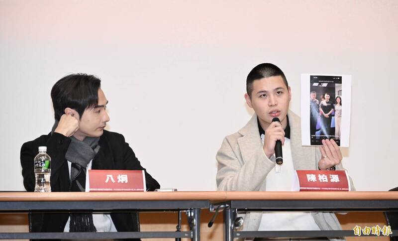 反共網紅八炯（左）與閩南狼陳柏源拍攝的揭露中共統戰台灣的影片，揭露了中國統戰台灣的最新手法。（資料照）