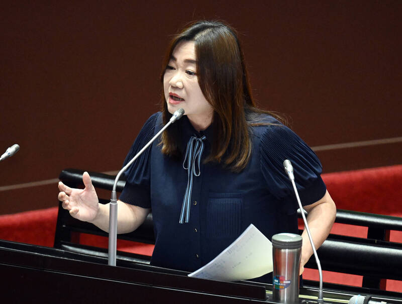 民進黨應該把國民黨的惡形惡狀，如立委馬文君阻擋潛艦國造、翁曉玲的叛國言論彙整起來強力向民眾宣傳，讓民眾明白真正能反共保台的是民進黨。圖為國民黨立委馬文君。（記者廖振輝攝）