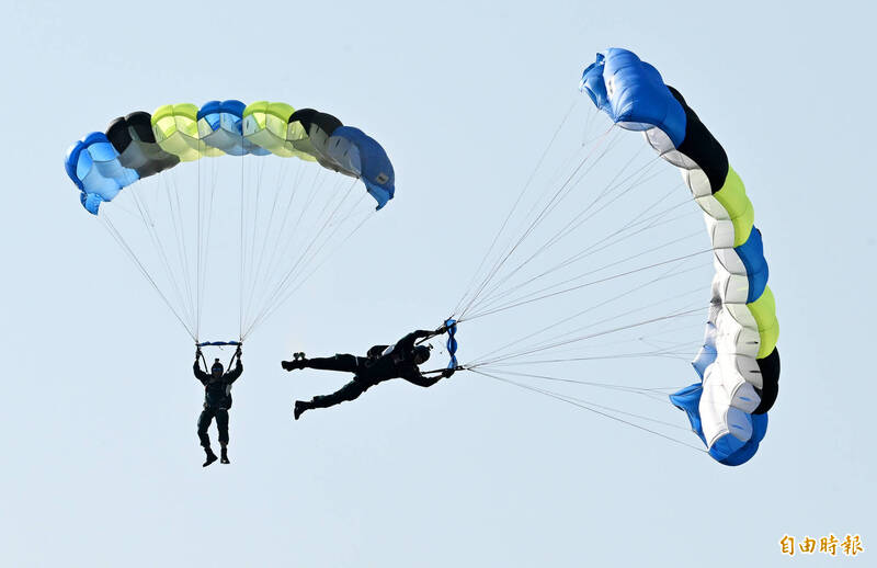 台灣政府應持續加強國防訓練的品質。圖為神龍小組及學員進行高空跳傘操演。（記者廖振輝攝）