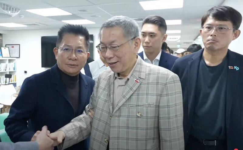 民眾黨主席柯文哲（中）與黨公職道別，民眾黨代理黨主席黃國昌（右）緊跟其後。（民眾黨提供）