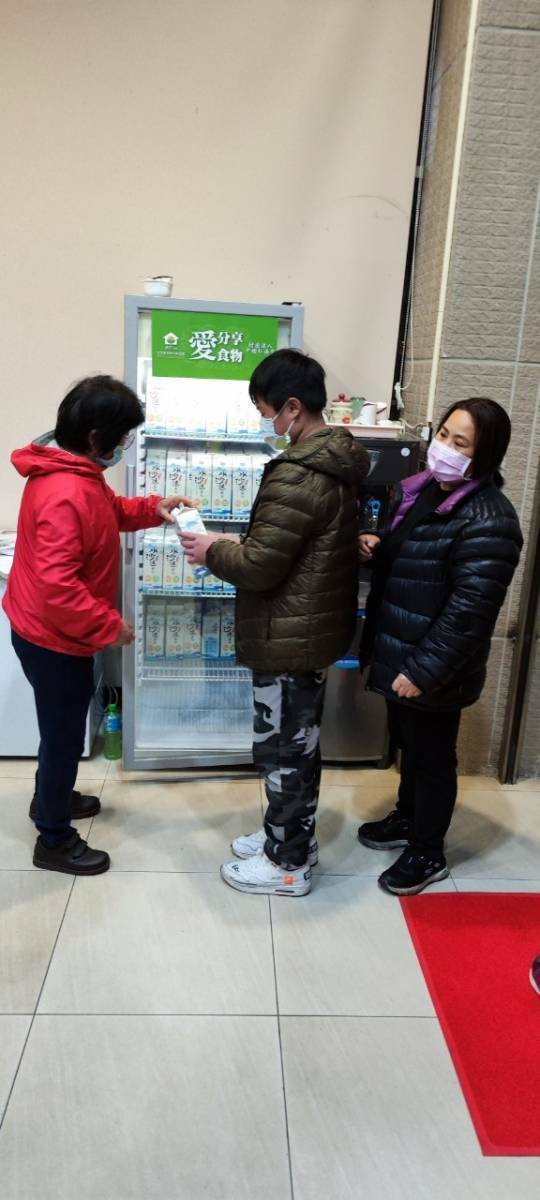 桃園市推廣各里設置「食享冰箱」，以「惜食」理念，分享食物，其中即期鮮奶最受歡迎。（民政局提供）