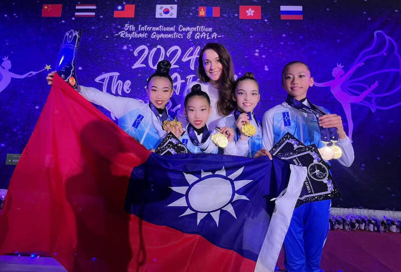 曾為台灣犧牲許多的瑞莎（後），她的努力和貢獻固然令人敬佩，但不應讓「犧牲」成為吸引人才的主要方式。（翻攝自臉書）