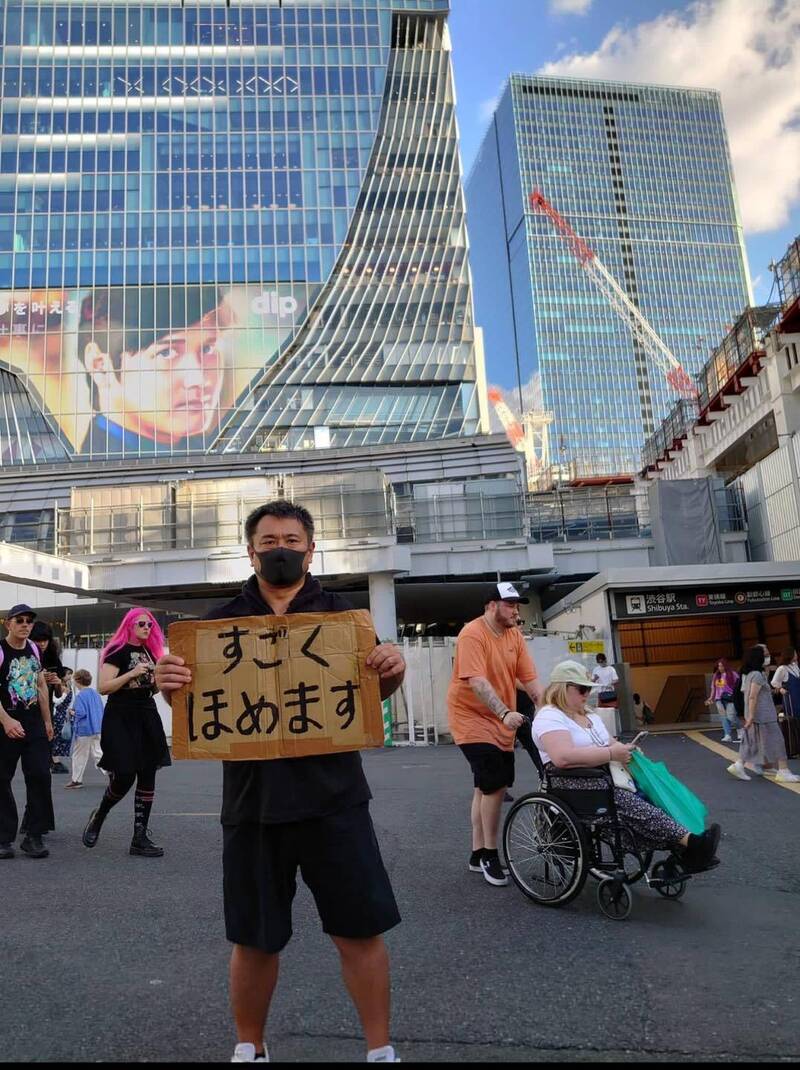 「讚美叔叔」每天在不同的地點提供服務。（取自貼文）