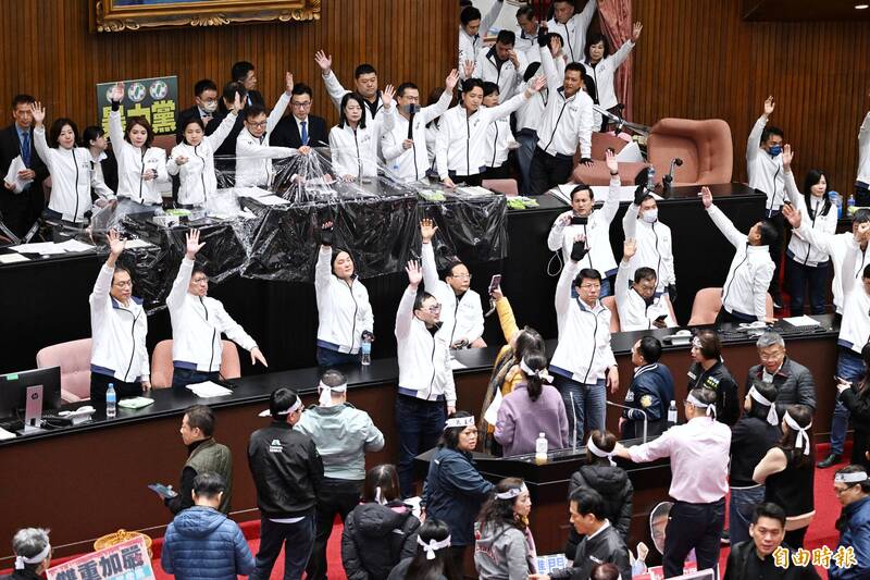 去年12月20日一天之內，強行通過選罷法、財劃法及憲法訴訟法三大爭議法案 。（資料照）