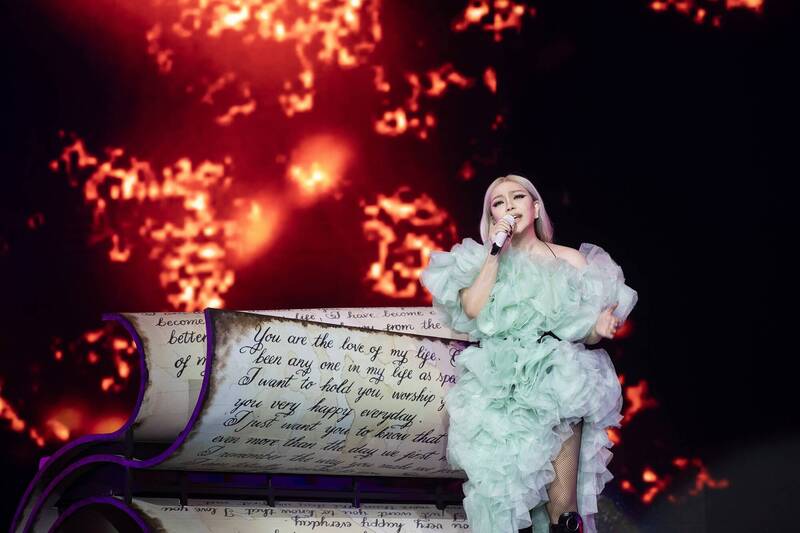 天后張惠妹（見圖）連續兩個週末在台北大巨蛋開唱，民進黨立委陳瑩到場觀看卻違規直播演唱會，時間長達20分鐘，成為眾矢之的。（源活娛樂提供）