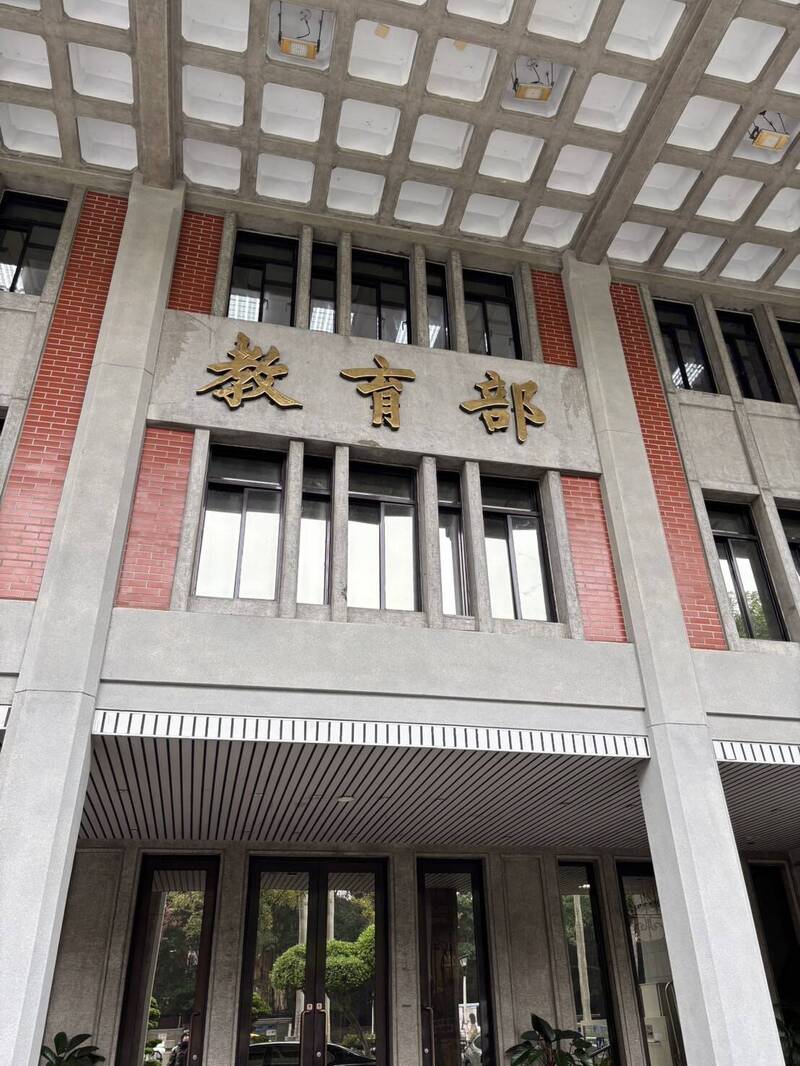 教育是國家最重要的長期投資，透過政府前瞻穩定政策、專業領航、良好薪酬、檢核與淘汰機制，並排除民粹干擾，讓教育重回正軌，才能為國家培育更好人才。（資料照）