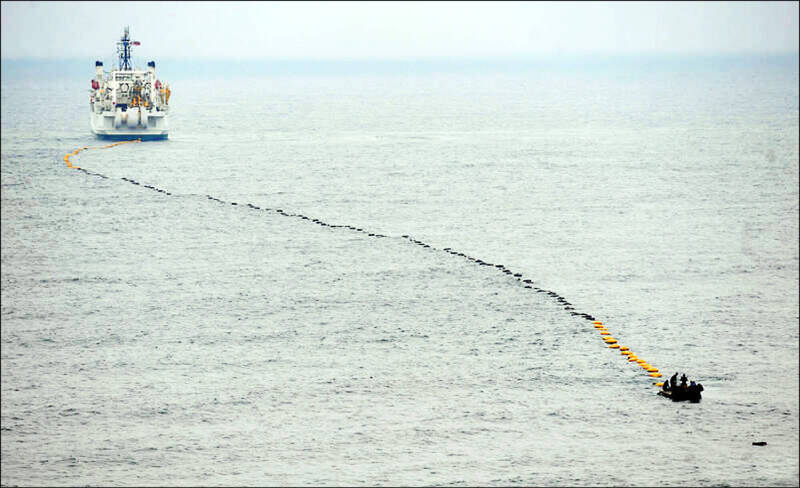 採用區塊鍊精神，寧願用多條、少傳輸量的海纜取代少條、多傳輸量的海纜。圖為海底電纜施工示意圖。（資料照）