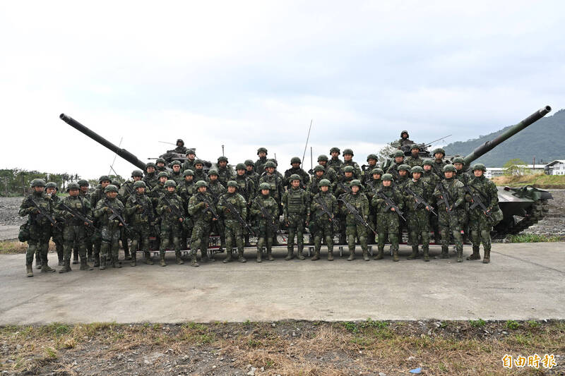 國軍更需加強國防意識教育，讓軍人深刻理解台灣主權的重要性與軍人忠誠的意義。圖為操演軍容。（記者塗建榮攝）